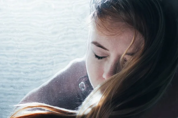 Close up of beautiful adult girl posing underwater with closed eyes — Stock Photo