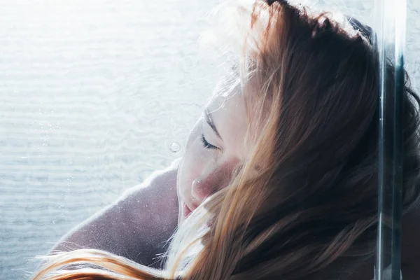 Close up de jovem bela menina posando debaixo d 'água com os olhos fechados — Fotografia de Stock