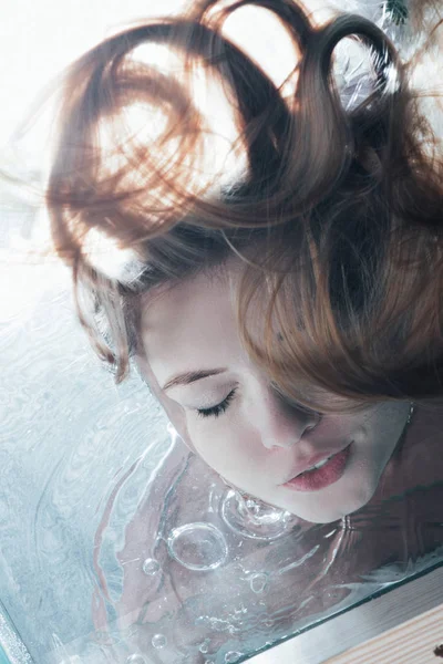 Nahaufnahme eines schönen Mädchens, das mit geschlossenen Augen unter Wasser posiert — Stockfoto