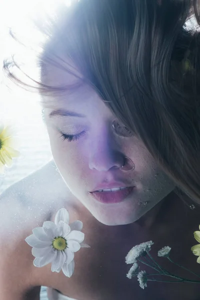 Recortado vista de hermosa chica posando bajo el agua con flores blancas - foto de stock