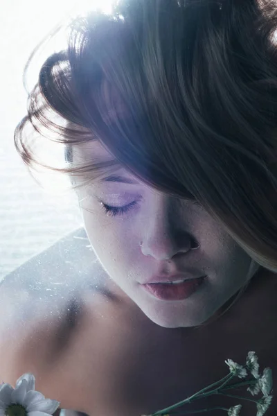 Gros plan de belle fille posant sous l'eau avec des fleurs — Photo de stock