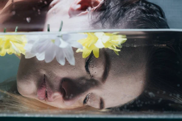 Nahaufnahme eines jungen Mädchens, das mit geschlossenen Augen unter Wasser posiert — Stockfoto