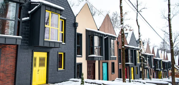 Casas modernas fantasia no inverno frio com neve no chão — Fotografia de Stock