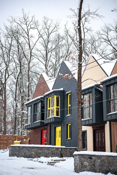 Edifícios modernos elegantes no inverno frio com neve nos telhados — Fotografia de Stock
