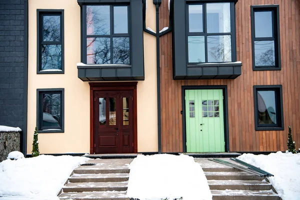Стильні сучасні будинки з вікнами і дверима взимку — стокове фото