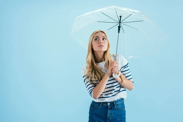 Sinnliche junge Frau posiert unter Regenschirm auf blauem Hintergrund — Stockfoto