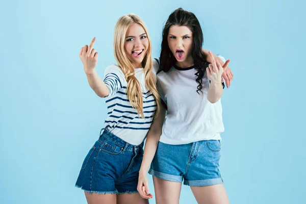 Stylische Mädchen zeigen Mittelfinger isoliert auf blau — Stockfoto