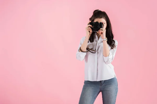Studioaufnahme einer Frau mit Digitalkamera beim Fotografieren isoliert auf rosa — Stockfoto