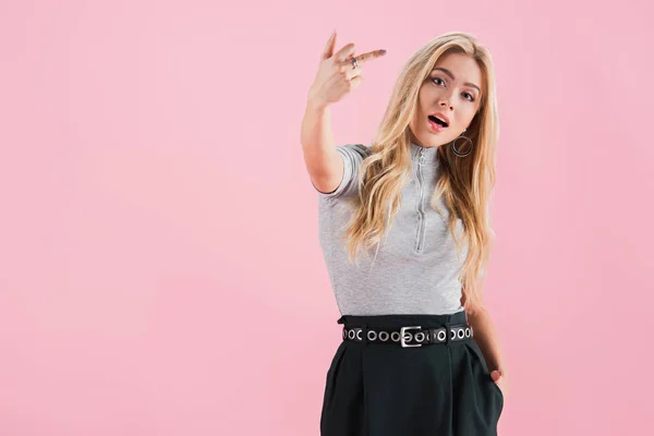 Schöne blonde Frau zeigt Mittelfinger, isoliert auf rosa — Stockfoto