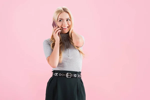 Bela mulher sorridente falando no smartphone, isolado em rosa — Fotografia de Stock