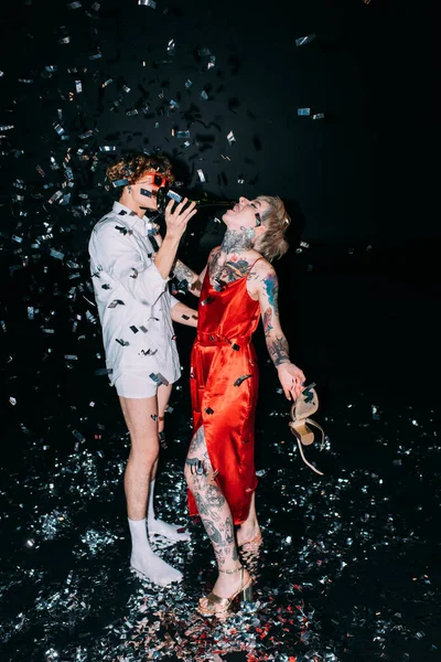 Betrunkener steht neben Frau mit Schuh auf Party — Stockfoto