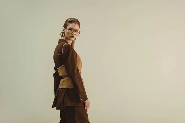 Menina atraente posando em roupas vintage na moda para tiro de moda isolado no bege — Fotografia de Stock