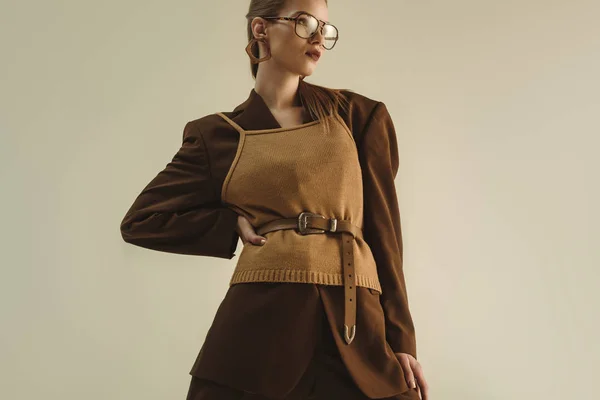 Стильна модель позує в модному ретро одязі для модної стрільби ізольована на бежевому — стокове фото