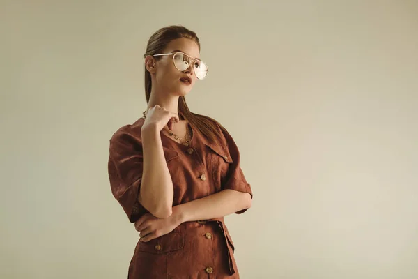 Schöne junge Frau posiert in trendiger Vintage-Kleidung für Modeshooting isoliert auf beige — Stockfoto