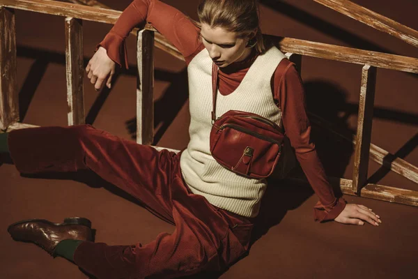 Attrayant fille dans le style vintage posant près échelle en bois sur brun — Stock Photo