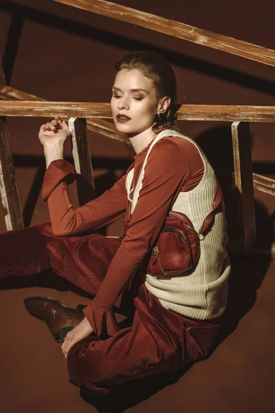 Bela mulher em estilo vintage posando perto de escada de madeira em marrom — Fotografia de Stock