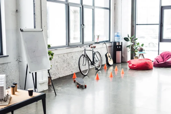 Design moderno de escritório loft espaçoso com flip chart, bicicleta e espaço de cópia — Fotografia de Stock