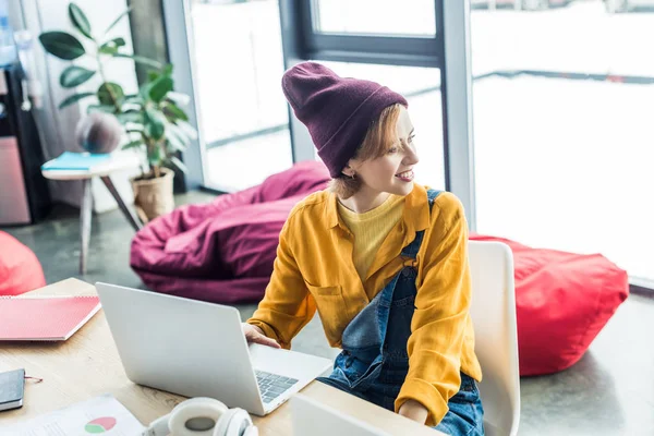 Fuoco selettivo di bella giovane femmina questo specialista usando computer portatile in ufficio di soffitta — Foto stock