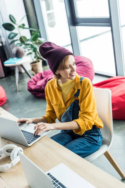 Fuoco selettivo di bella giovane femmina questo specialista usando computer portatile in ufficio di soffitta — Foto stock