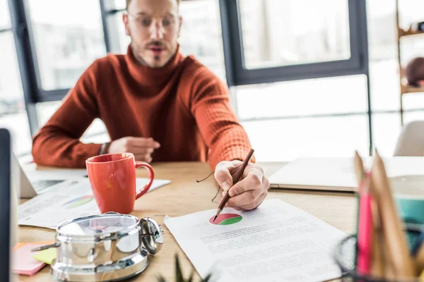 Gelegenheitsunternehmer sitzt am Schreibtisch und arbeitet im Loftbüro an Dokumenten — Stockfoto