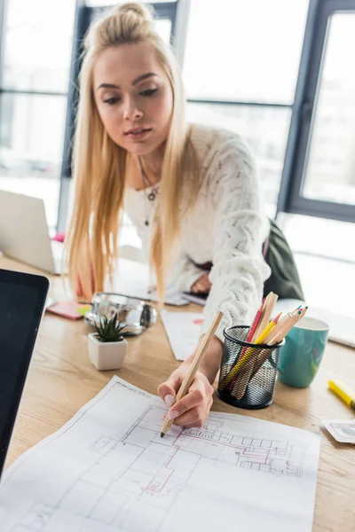 Bella architetto donna che lavora su cianografia in loft ufficio — Foto stock