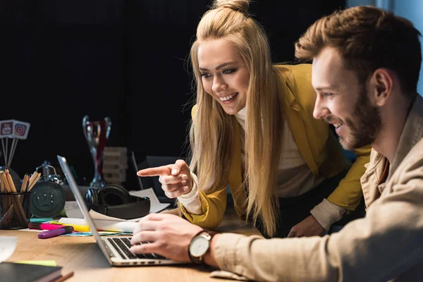 Souriant femmes et hommes il spécialistes en utilisant un ordinateur portable dans le bureau — Photo de stock