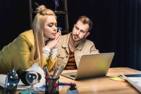 Female and male it specialists using laptop in office — Stock Photo
