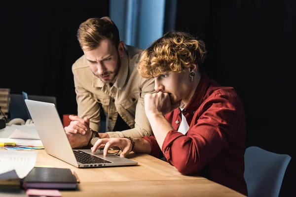 Hübsche verwirrte männliche IT-Spezialisten mit Laptop im Büro — Stockfoto