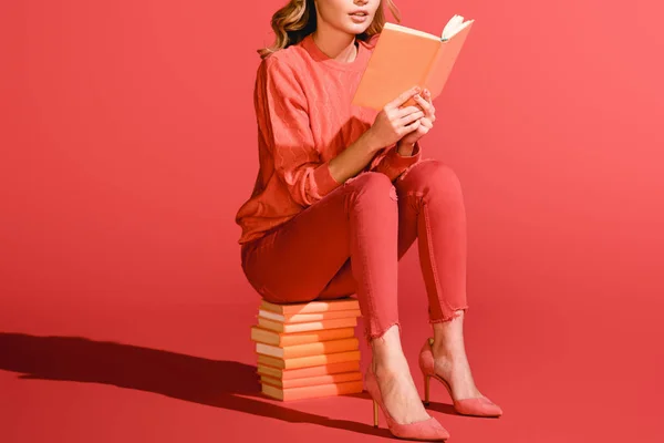 Abgeschnittene Ansicht einer Frau, die Buch liest. Pantonefarbe des Jahres 2019 — Stockfoto