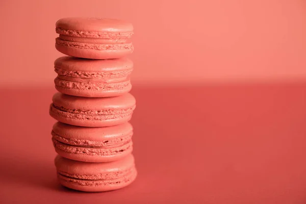 Macarons sucrés en couleur corail vivant avec espace de copie. Couleur Pantone de l'année 2019 concept — Photo de stock