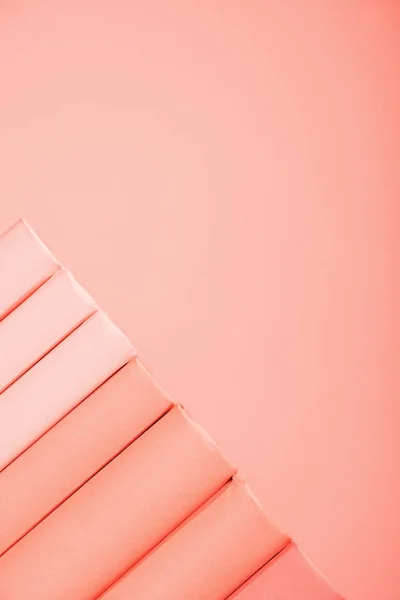 Pilha de livros sobre fundo de coral vivo. Pantone cor do ano 2019 conceito — Fotografia de Stock