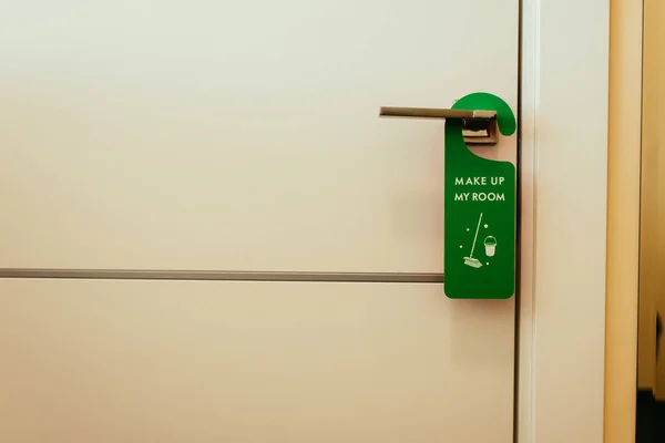 Grünes Schild mit Make-up mein Zimmer Schriftzug auf Türgriff, Reinigungsservice — Stockfoto
