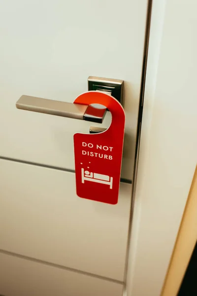 Poignée de porte avec symbole rouge 