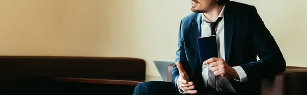 Ausgeschnittener Blick auf Geschäftsmann mit Pass im Hotelzimmer — Stockfoto