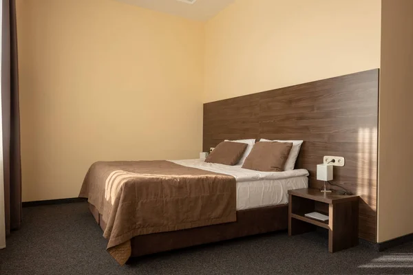 Сучасний інтер'єр спальні готелю з ліжком в коричневому кольорі — Stock Photo