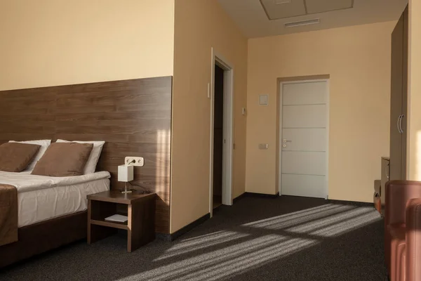 Современный интерьер спальни отеля с кроватью коричневого цвета — стоковое фото
