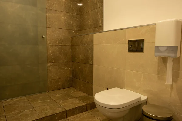 Salle de bain intérieure avec cabine de douche et WC — Photo de stock