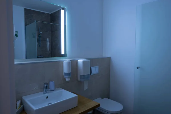 Salle de bain intérieure avec lavabo, WC et miroir — Photo de stock
