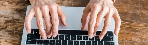 Seniorin tippt zu Hause auf Laptop — Stockfoto