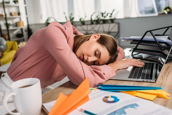 Attraktive Frau schläft am Schreibtisch neben dem Laptop zu Hause — Stockfoto