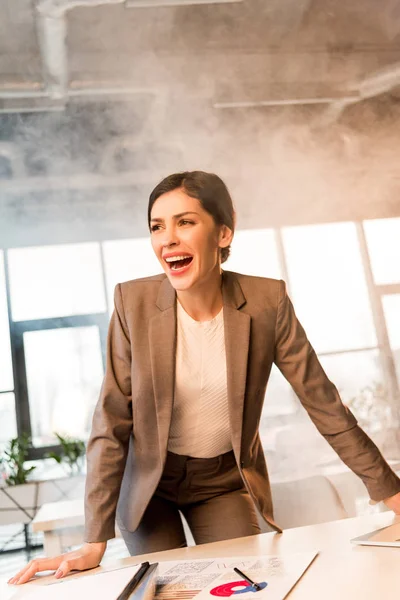 Atraente mulher assustada gritando no escritório com fumaça — Fotografia de Stock