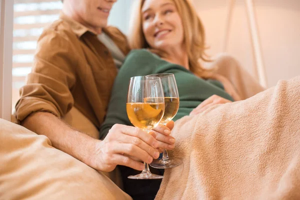 Вибірковий фокус щасливої пари, що тримає келихи білого вина — стокове фото