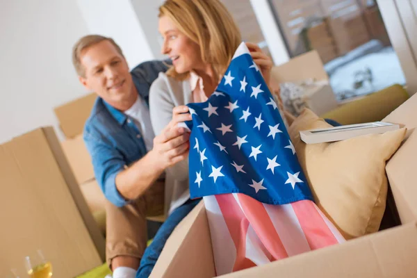 Messa a fuoco selettiva della donna che ottiene bandiera degli Stati Uniti dalla scatola di cartone — Foto stock