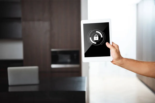 Selektiver Fokus der männlichen Hand mit digitalem Tablet mit Smart Home Security Lock Illustration — Stockfoto