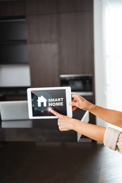 Messa a fuoco selettiva delle mani femminili con tablet digitale con illustrazione smart home — Foto stock