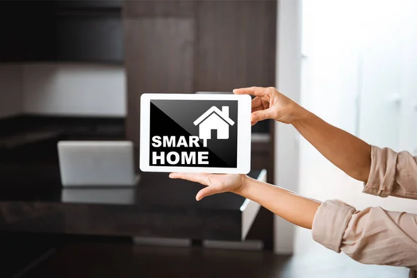 Messa a fuoco selettiva delle mani femminili con tablet digitale con illustrazione smart home — Foto stock