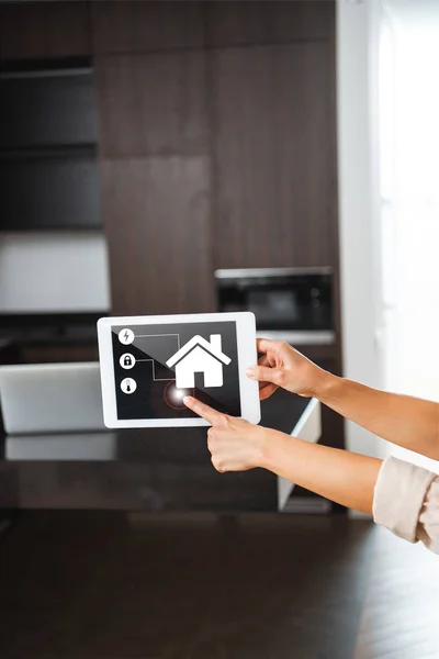 Foco seletivo de mãos femininas com tablet digital com ilustração de ícones de casa inteligente — Fotografia de Stock