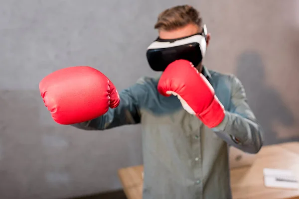 Messa a fuoco selettiva di uomo d'affari boxe indossando cuffie realtà virtuale in ufficio — Foto stock