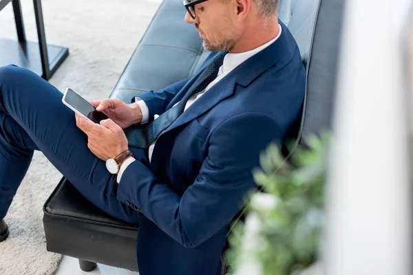 Foyer sélectif de l'homme d'affaires dans les lunettes en utilisant un smartphone avec écran blanc — Photo de stock