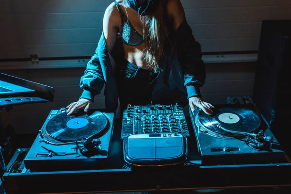 Vista cortada de dj mulher de pé perto dj mixer e vinil registros — Fotografia de Stock